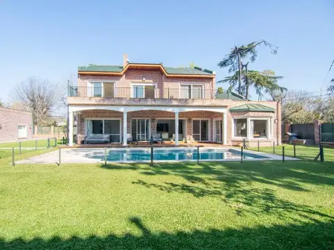 Venta de casa residencial de 5 dormitorios en Alto Perú