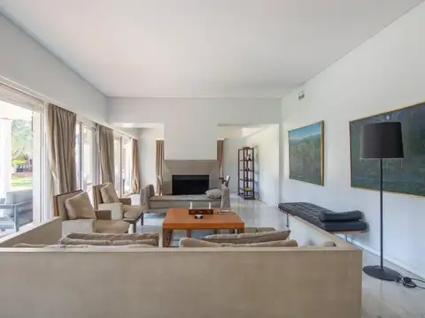 Venta de casa residencial de 5 dormitorios en Alto Perú