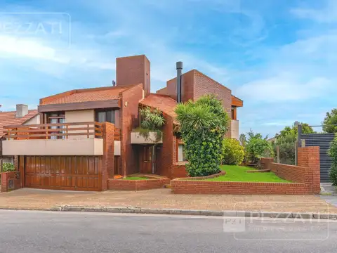 Casa en  alquiler. 3 dormitorios. Escritorio o sala de estar. Jardin, garage doble. Quincho