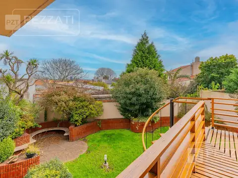 Casa en  alquiler. 3 dormitorios. Escritorio o sala de estar. Jardin, garage doble. Quincho