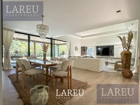 Casa 7 ambientes con 4 baños