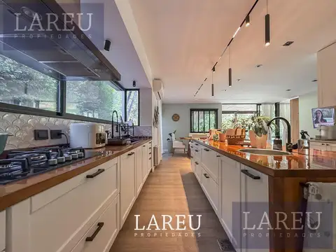 Casa en Alquiler con 2 cocheras