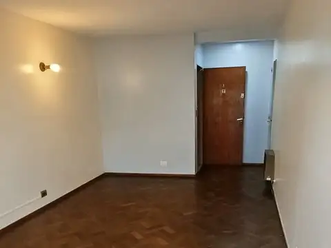 Dueña alquila dos dormitorios, uno chico, en esquina Bv.Oroño y 9 de Julio listo para habitar ya 