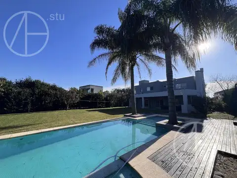 Casa en venta con 3 dormitorios en lote interno en Villanueva