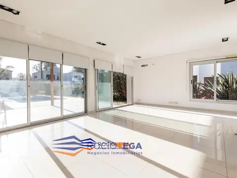 Casa en Venta con 2 cocheras