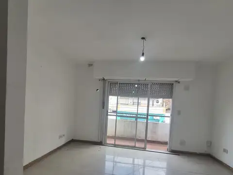 MONOAMBIENTE  AMPLIO INSTALADO, CON POSIBILIDAD DE DIVIDIRLO, BALCÓN Y SECTOR PARA LAVADERO