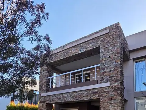 Casa 6 ambientes con 5 baños