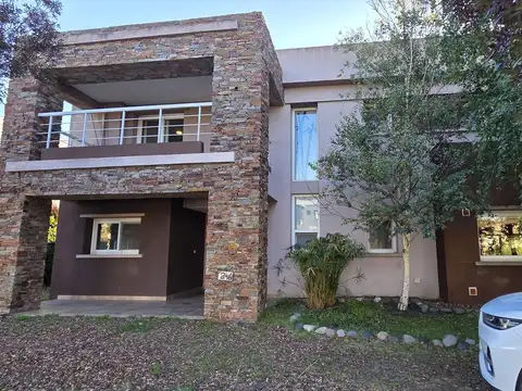Casa 6 ambientes con 5 baños
