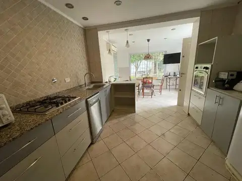 Casa en Venta con 3 cocheras