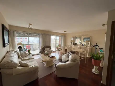 Excelente Venta de Departamento 4 Ambientes con cochera en La Perla, Mar del Plata