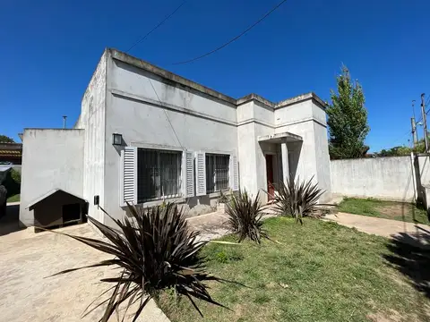 CASA 2 DORM. 2 BAÑOS - AMPLIO PARQUE - LOBOS