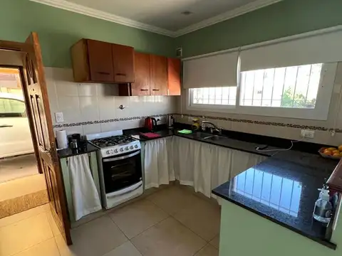 CASA 2 DORM. 2 BAÑOS - AMPLIO PARQUE - LOBOS