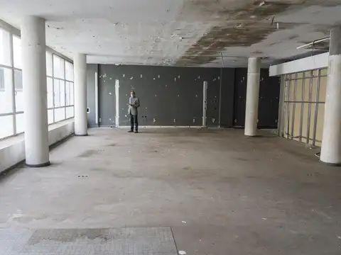 Edificio de 3 plantas con 1900 m2.