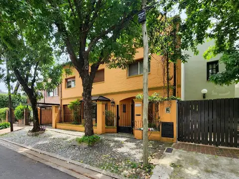 Casa en Venta con 2 cocheras