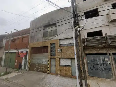 Galpón comercial con montacarga y oficina