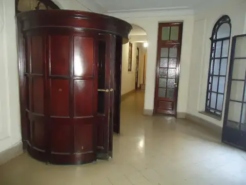 Alquiler oficina ubicadas en el histórico edificio -Pasaje Urquiza- con salida a 2 calles.