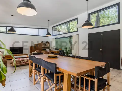 VENTA Casa en lote de 1.283 m² con pileta y gran jardín | Sin expensas | A metros de Panamericana –