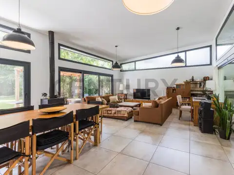 Casa en Venta con 2 cocheras
