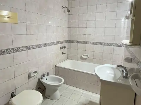 ALQUILER PH 2 AMB C/COCINA SEPARADA - AMPLIO Y LUMINOSO - BAJAS EXPENSAS - 1° PISO - A 1C. AV. RIVAD