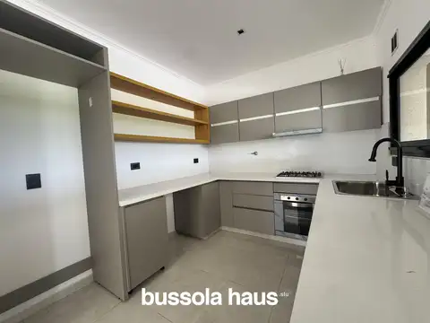 Casa 6 ambientes con 2 baños