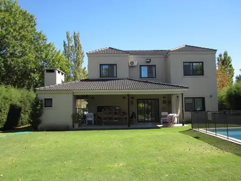 CASA EN VENTA :: ALTOS DEL SOL :: 5 AMBIENTES