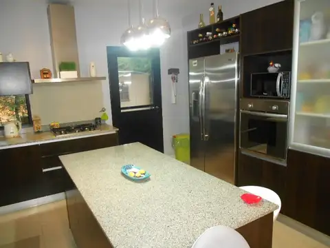 Casa 5 ambientes con 4 baños