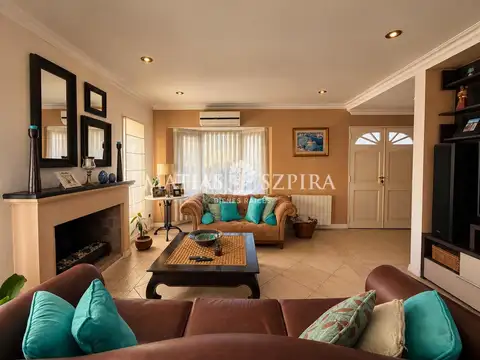 Casa en Venta con 2 cocheras