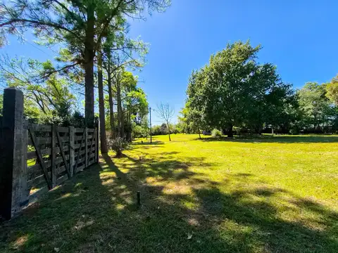 VENTA. Gran parque arbolado de 1200 mts con Piscina a la orilla del Río Carcaraña. Villa La Ribera