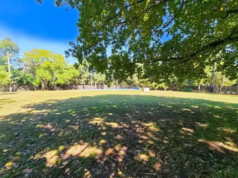 VENTA. Gran parque arbolado de 1200 mts con Piscina a la orilla del Río Carcaraña. Villa La Ribera