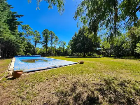 VENTA. Gran parque arbolado de 1200 mts con Piscina a la orilla del Río Carcaraña. Villa La Ribera