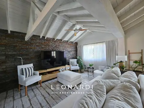 Casa en Venta con 2 cocheras