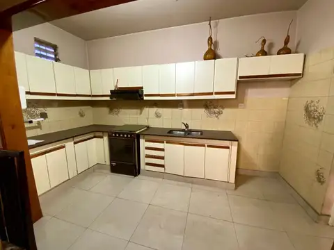 Casa 4 ambientes con 2 baños