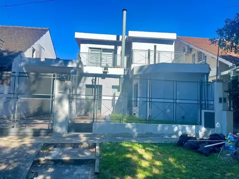 Casa desarrollada en dos plantas en Castelar Norte