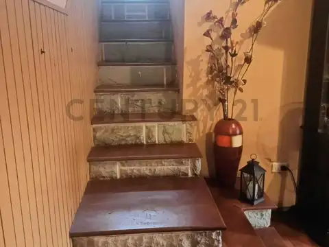 VENTA CASA 3 AMBIENTES CON JARDIN CASTELAR SUR.  APTO CREDITO