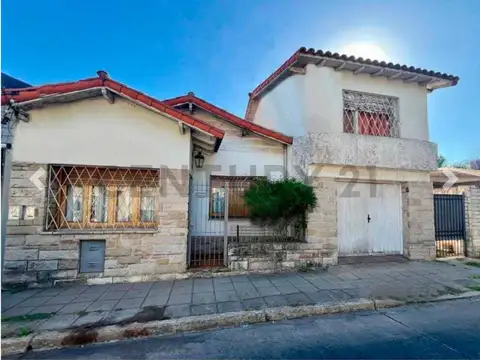 VENTA CASA 3 AMBIENTES CON JARDIN CASTELAR SUR.  APTO CREDITO