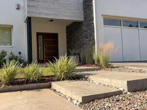 Casa 6 ambientes con 5 baños