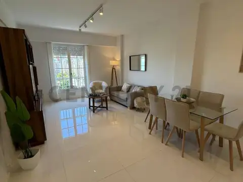 2 ambientes con dependencia y 2 baños Reciclado, a la calle vista al mar y a Plaza Colón.