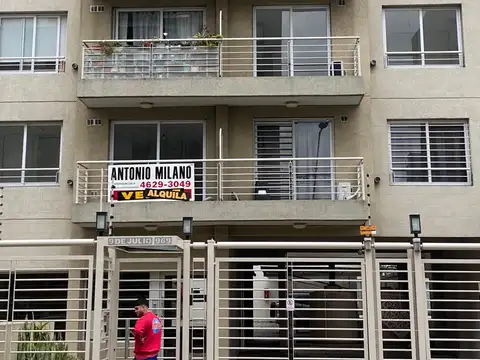 DEPARTAMENTO DE DOS AMBINTES CON COCHERA.-