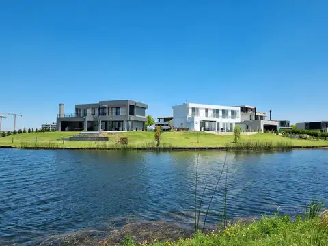 Venta Terreno a la laguna en Puertos del Lago barrio Marinas Escobar