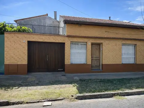 VENTA CHALET 3 AMBIENTES CON GARAGE Y PATIO - A METROS DE AVENIDA MITRE