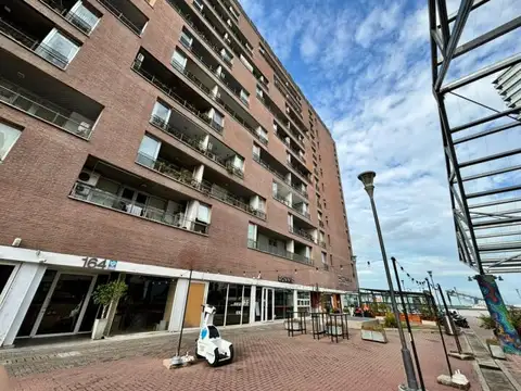 Un dormitorio con amenities y cochera en puerto norte