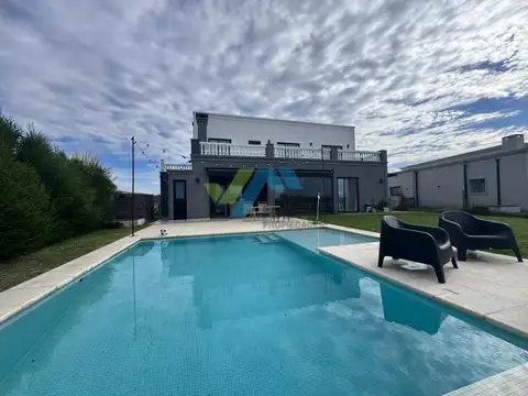 Casa en Venta con 3 cocheras