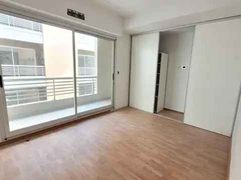 DEPTO 4 AMB SEMIPISO C/ DOBLE BALCON Y COCHERA CUB.