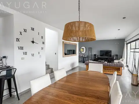Casa 4 ambientes con 2 baños