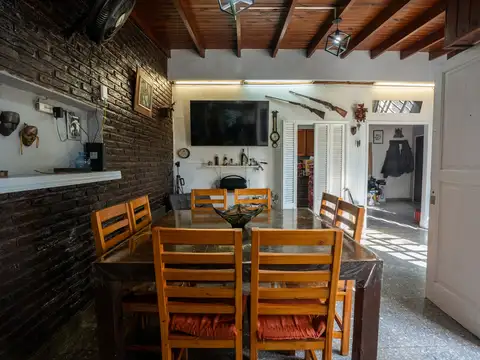 CASA EN VENTA LA PLATA  2 DORMITORIOS APTO BANCO