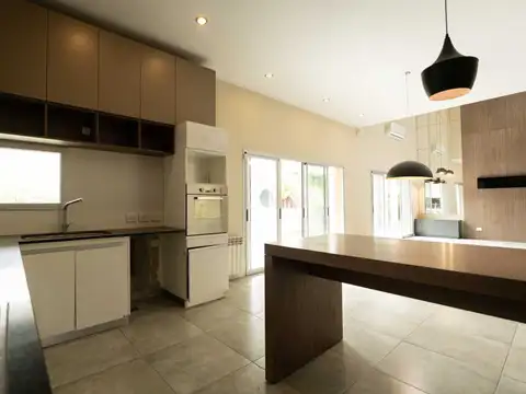 Casa 5 ambientes con 3 baños