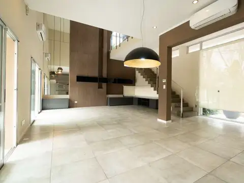 Casa en Alquiler con 2 cocheras