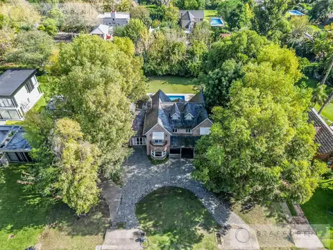 Casa en Venta con 2 cocheras