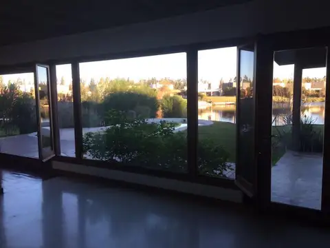 Casa en Alquiler con 2 cocheras