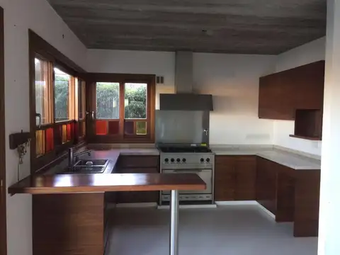 Casa 8 ambientes con 4 baños